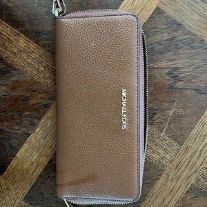 Michael Kors zipper wristlet wallet
